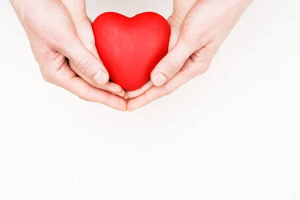 Zdrowie Rodziny Miłość Medycyna Zbliżenie Rąk Trzymających Czerwone Serce Jasnym Obrazek Stockowy
