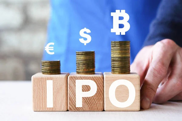 Молодой Человек Вручает Стопку Деревянных Блоков Значком Ipo Initial Public — стоковое фото