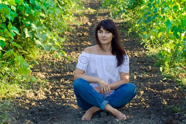 Brünette Frau Sitzt Einem Weinberg — Stockfoto