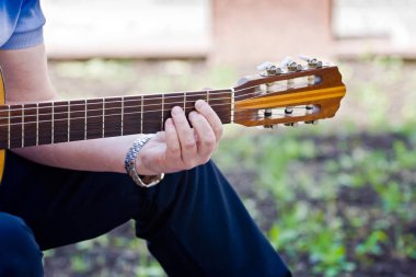 Gitar gitarist'ın elini tutar