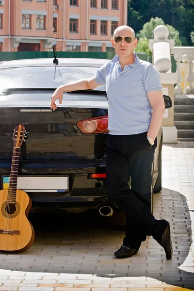 Homme Âge Moyen Tient Près Voiture Noire Côté Une Guitare — Photo