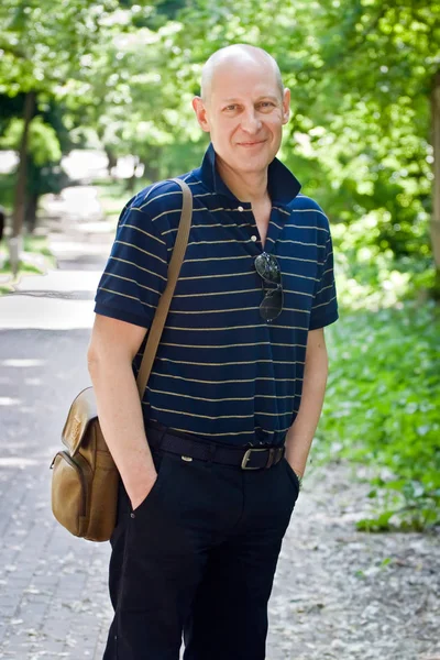 Hombre Calvo Mediana Edad Vestido Con Ropa Oscura Simple Con — Foto de Stock