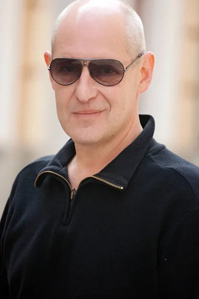 Retrato Hombre Mediana Edad Con Una Camiseta Negra Gafas Sol — Foto de Stock