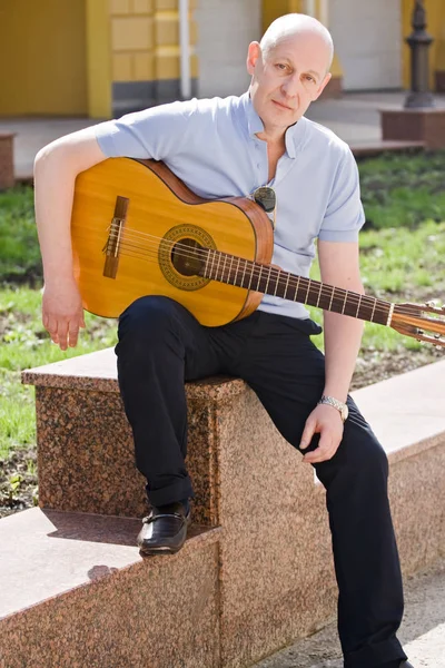 Músico Callejero Hombre Mediana Edad Toca Guitarra — Foto de Stock