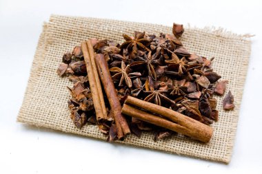 Tarçın ve bir çuval bezi üzerinde Yıldız anason