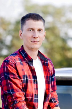 Kırmızı ekose gömlek ve beyaz tişört genç bir adam portresi