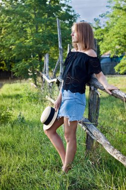 Kırsal alanda hasır şapkalı genç kadın