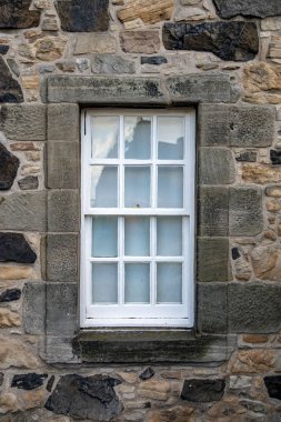 İskoçya'nın başkentinin tarihi merkezinde gri eski taş binalar - Edinburgh