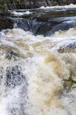 Karelia bir dağ Nehri üzerinde (şelale) acele dere (Rusya 'nın kuzeyinde)