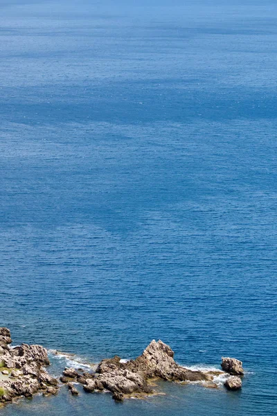 夏季温暖的大海和悬崖的蓝色表面的顶视图 — 图库照片