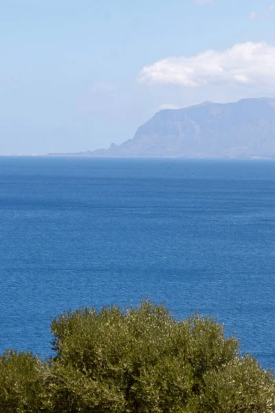 Top Uitzicht Het Blauwe Oppervlak Van Warme Zee Kliffen Een — Stockfoto