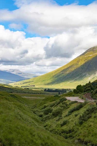 Ljusa Berg Och Dalar Highland Skottland Solig Sommardag — Stockfoto