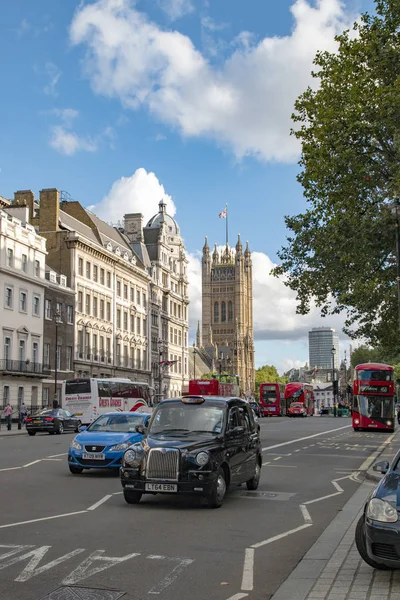 Street Lontoon Keskustassa Englanti Lähellä Westminster Aurinkoisena Kesäpäivänä Kaupungin Liikenne — kuvapankkivalokuva