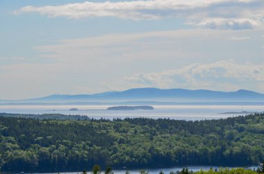 Arka planda Cadillac dağ nehir üzerinde sis