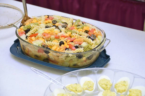 Makarna salatası ve beyaz bir tablo baharatlı ve acılı yumurta yemekleri