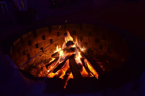 Primer Plano Una Fogata Por Noche Con Malvavisco Asado — Foto de Stock