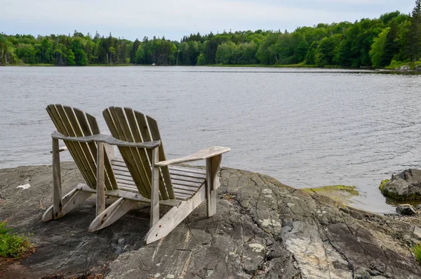 Cadeira Adirondack Madeira Dois Lugares Uma Rocha Frente Água — Fotografia de Stock