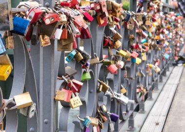 Frankfurt, Almanya - 11 Temmuz 2017: Aşk kilitleri metal bir köprü