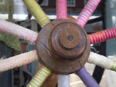 Renkli iplik sarılı ahşap tekerlek teli