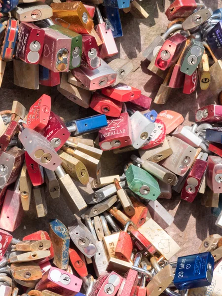 Heidelberg, Almanya - 31 Temmuz 2017: Aşk kilitler Closeup demet