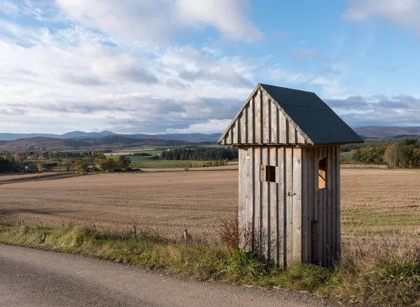 Kleine Hütte Auf Brachliegendem Feld — Stockfoto