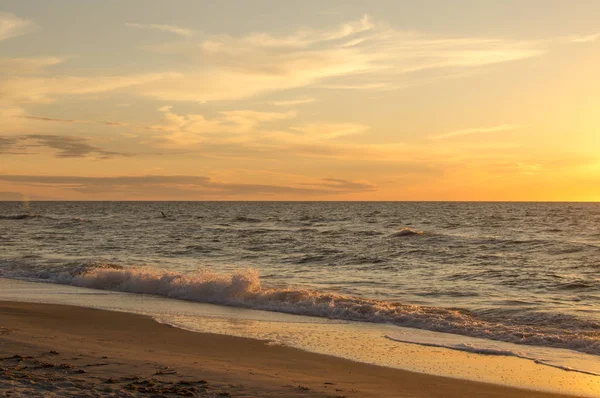 Turuncu ve sarı tonlar okyanus gündoğumu veya günbatımı