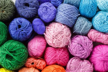 Gökkuşağı renkli iplik toplar, yukarıdan izlendi.