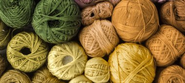 Gökkuşağı renkli iplik toplar, yukarıdan izlendi.