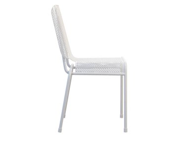 Modern metal sandalye. Beyaz metal şebeke arka planda ve beyaz arka planda oturuyor. Yüzyılın ortalarında, çatı katı, endüstriyel iç mekan. 3d hazırlayıcı