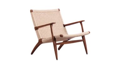 Beyaz arka planda hasır koltuklu kahverengi ahşap koltuğun dairesel animasyonu. Yüzyılın ortası ahşap çerçeve sandalyesi. Dönüştürülebilir 3d oluşturucu