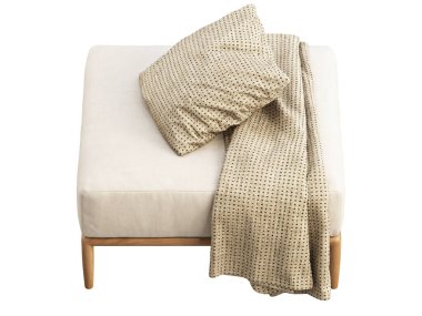 Beyaz arka planda yastıklı ve battaniyeli açık bej kumaş sedir. Açık havada tahta ayaklık. Modern ahşap bacaklar. 3d hazırlayıcı