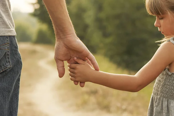 Der Elternteil Hält Die Hand Eines Kleinen Kindes — Stockfoto