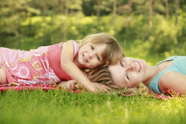 Moeder Met Haar Schattige Kleine Dochter Liggen Het Gras — Stockfoto