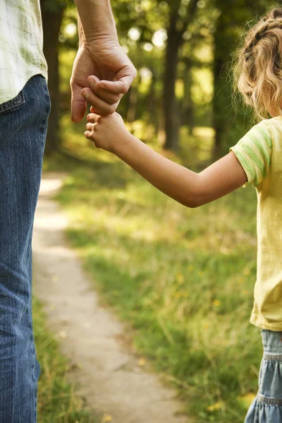 Ouder Die Hand Van Het Kind Met Een Gelukkige Achtergrond — Stockfoto