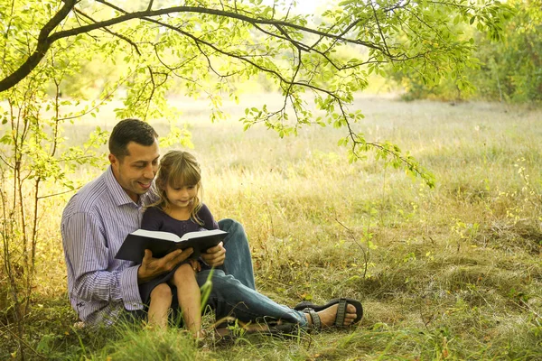 Giovane Padre Con Una Piccola Figlia Che Legge Bibbia — Foto Stock