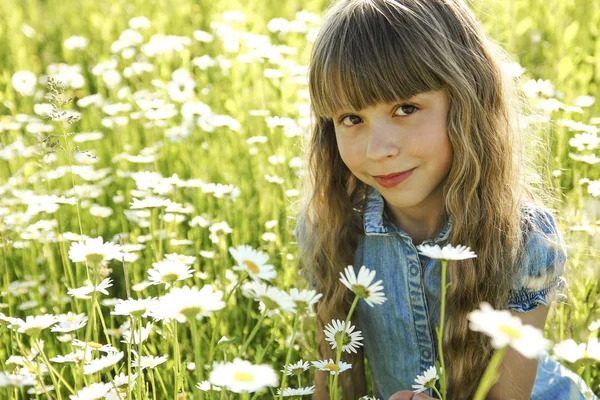 Молодая Девушка Букетом Цветов Natur — стоковое фото