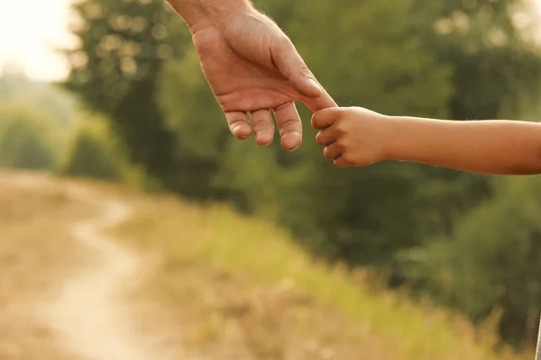 Ouder Houdt Hand Van Een Klein Kind Vast — Stockfoto