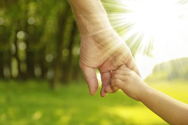 Föräldern Håller Ett Litet Barns Hand — Stockfoto