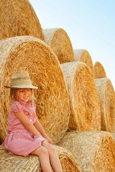 Bambino Felice Campo Con Balle Raccolto Autunno — Foto Stock