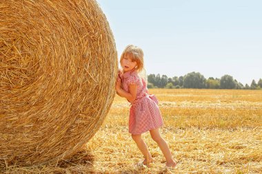 bir alanda balya hasat Güz ile mutlu çocuk