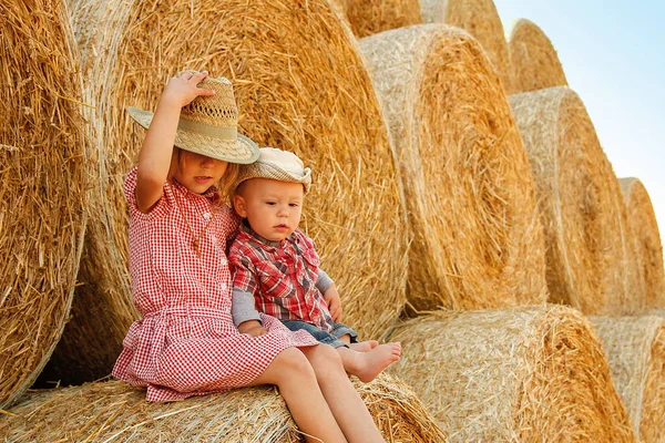 Bambino Felice Campo Con Balle Raccolto Autunno — Foto Stock