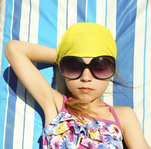 Küçük Çocuk Kız Plaj Sahil Üzerinde — Stok fotoğraf