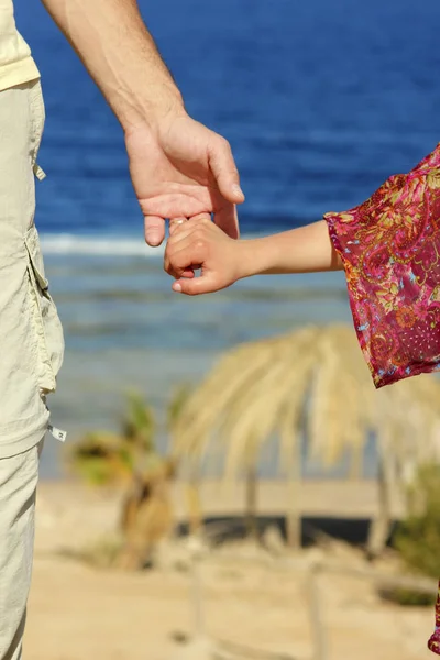 Padre sostiene la mano del niño en la playa —  Fotos de Stock