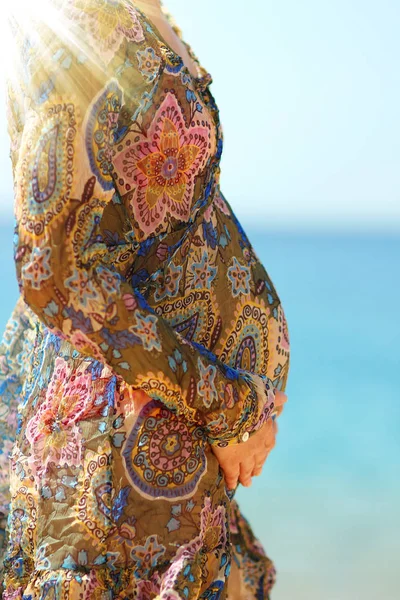 Zwangere vrouw op het strand — Stockfoto