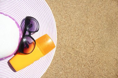 Deniz kıyısı üzerinde yaz aksesuarları