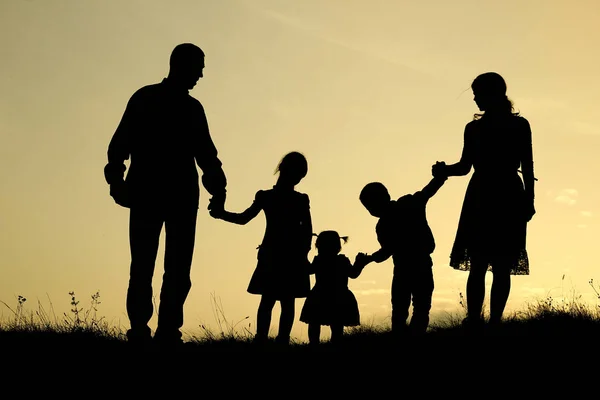 Silhueta de uma família feliz com crianças — Fotografia de Stock