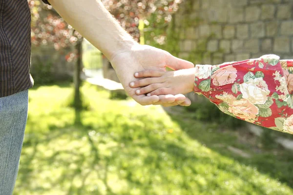 Ouder houdt de hand van een klein kind — Stockfoto