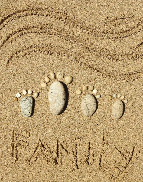 Füße einer Familie von Steinen auf dem Meer — Stockfoto