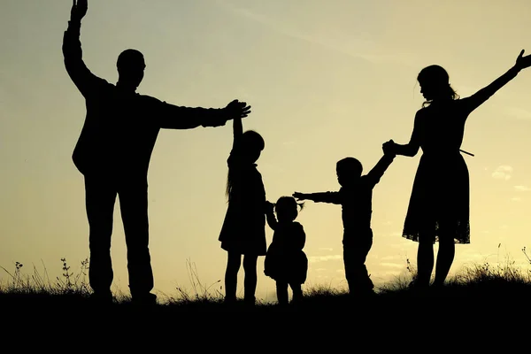 Silhueta de uma família feliz com crianças — Fotografia de Stock
