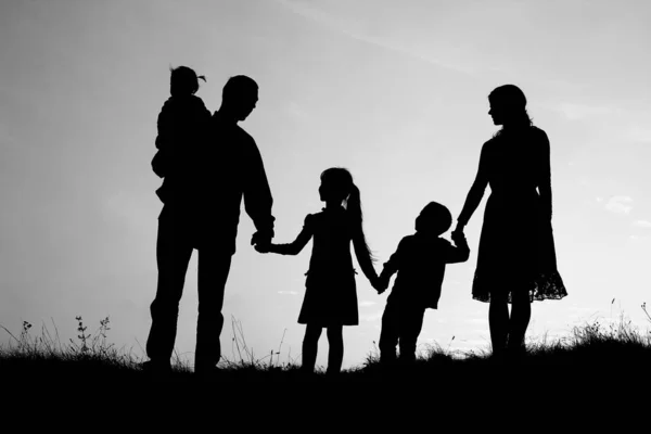 Silhueta de uma família feliz com crianças — Fotografia de Stock